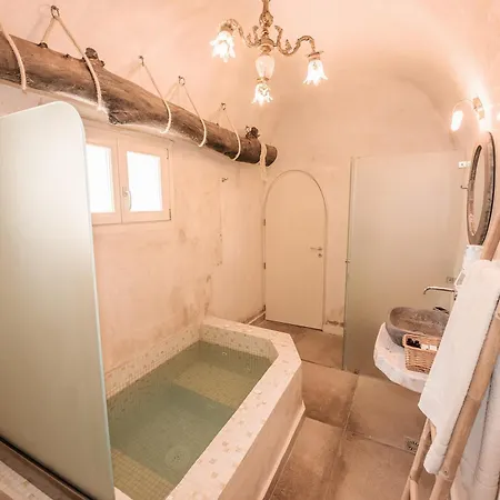 Luxury Hariton Emporio (Santorini)